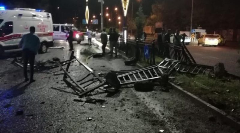 Bingöl’de kontrolden çıkan otomobil bariyerler çarptı: 2 ölü