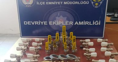 Bir çanta dolusu tesisat malzemesi ile polise yakalandı