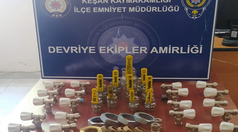 Bir çanta dolusu tesisat malzemesi ile polise yakalandı