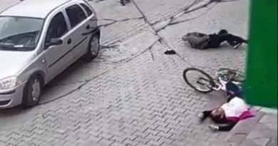 Bisikletli genç kız yolun karşısına geçmek isteyen yayaya çarptı