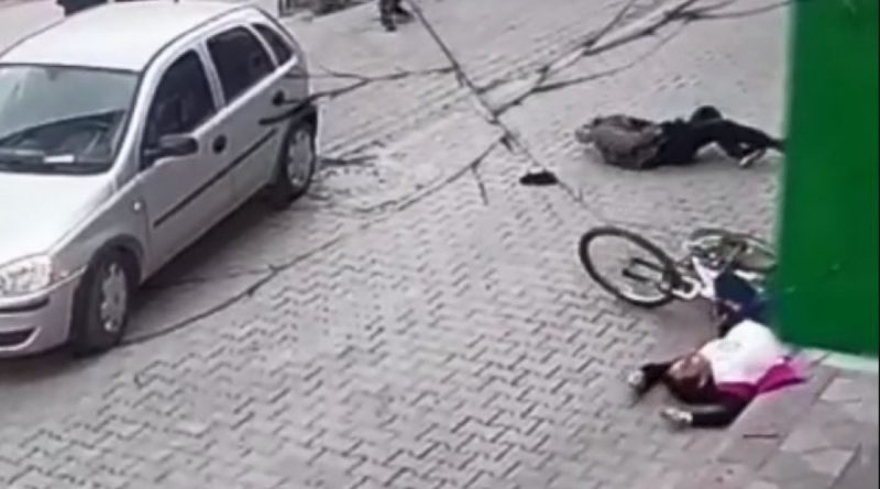 Bisikletli genç kız yolun karşısına geçmek isteyen yayaya çarptı