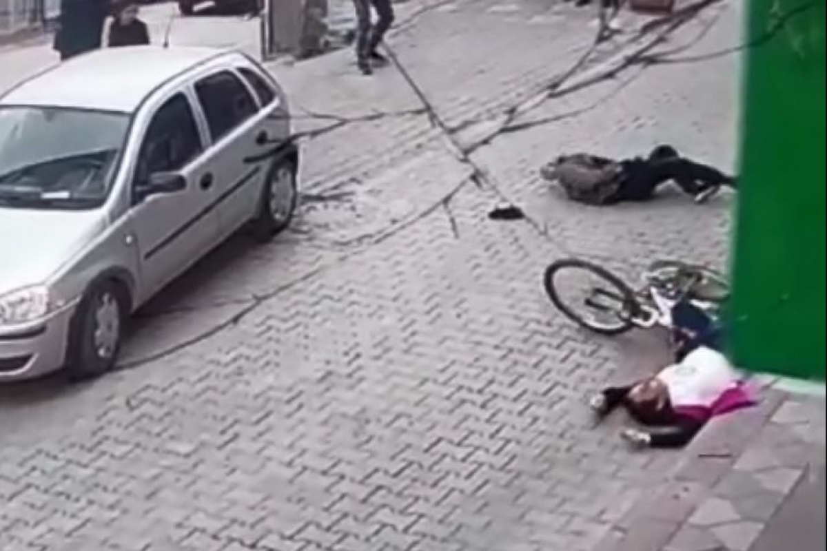 Bisikletli genç kız yolun karşısına geçmek isteyen yayaya çarptı