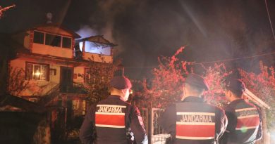 Bolu’da 3 katlı apartmanın çatı katı alev alev yandı