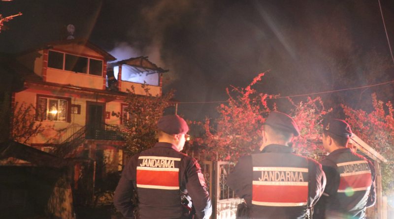 Bolu’da 3 katlı apartmanın çatı katı alev alev yandı