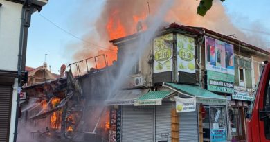 Bolvadin'de çarşıda çıkan yangında 15 iş yeri alevlere teslim oldu