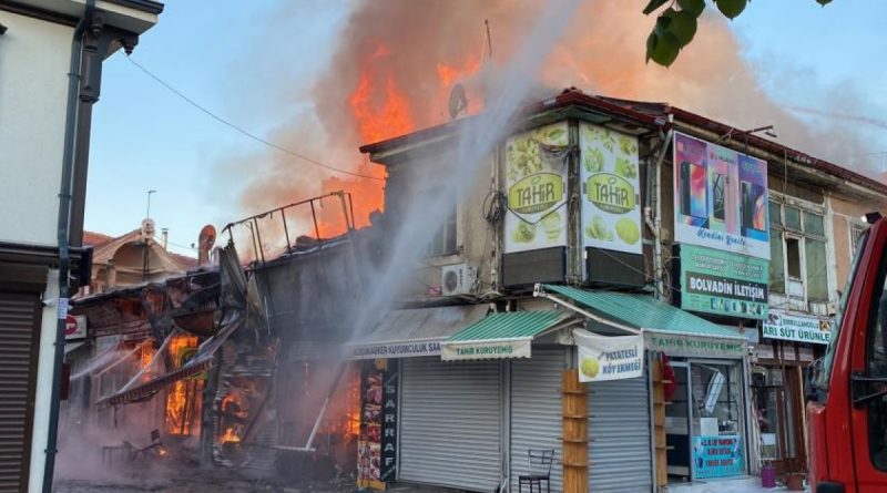 Bolvadin'de çarşıda çıkan yangında 15 iş yeri alevlere teslim oldu