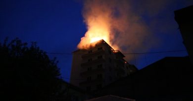 Boş apartmanın çatısı yandı, alevler geceyi aydınlattı