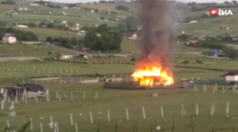 Boş arsadaki prefabrik yapı alev aldı, o anlar kameraya yansıdı