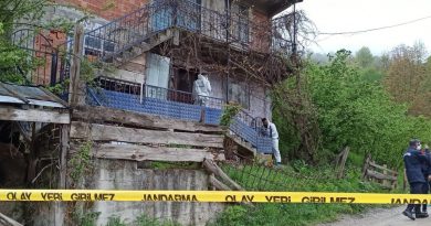 Boşanma aşamasındaki eşini öldürdü, oğlunu yaraladı