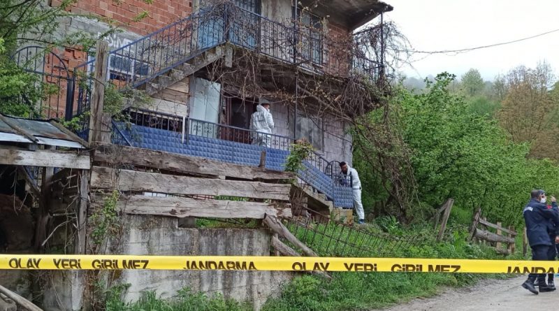 Boşanma aşamasındaki eşini öldürdü, oğlunu yaraladı