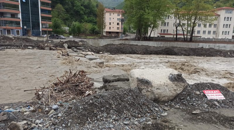 Bozkurt’ta geçici 3 köprü ulaşıma kapatıldı