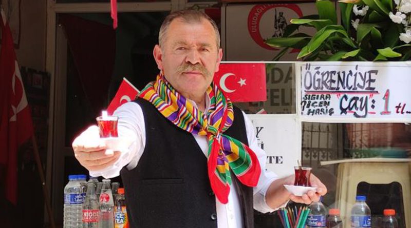 Bu esnaf çayı hala 1 liradan satıyor