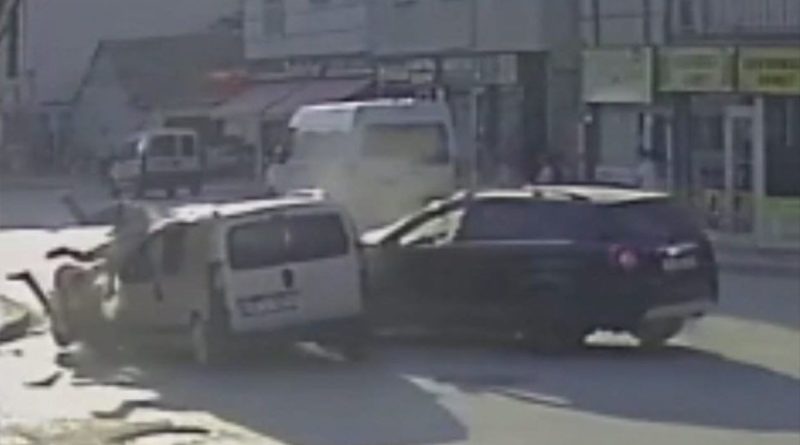 Bu kavşakta 350 kaza yaşandı; o anlar kameraya yansıdı