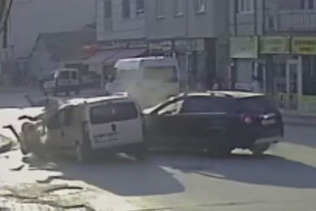 Bu kavşakta 350 kaza yaşandı; o anlar kameraya yansıdı