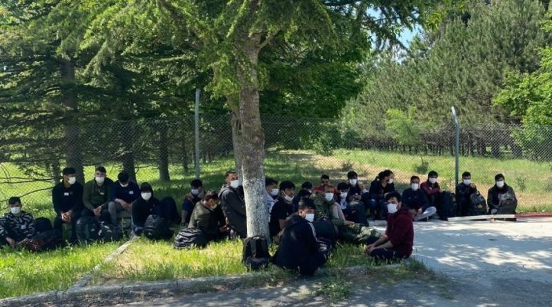 Bulgar polisi tarafından darp edilip Türkiye’ye itilen 27 kaçak göçmen yakalandı