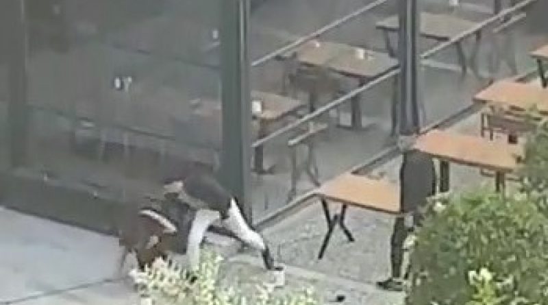 Bursa‘da alkollü genç, kız arkadaşını sokak ortasında darp etti