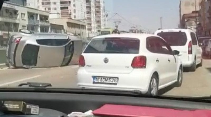 Bursa’da otomobil düz yolda takla attı