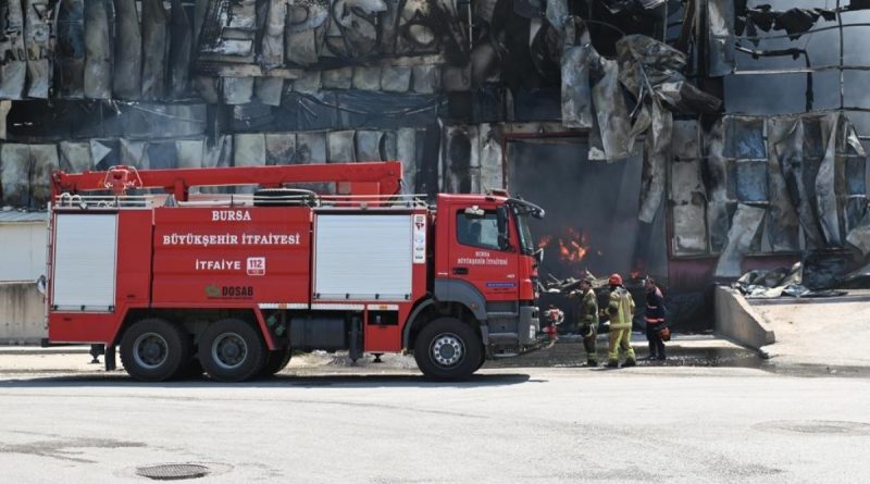 Bursa'da yalıtım malzemeleri üreten fabrika yangını tamamen söndürüldü