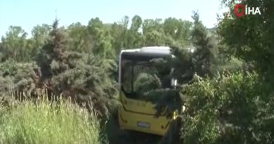 Büyükçekmece’de hızını alamayan İETT otobüsü yoldan çıktı