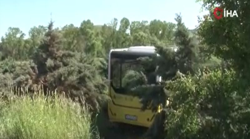Büyükçekmece’de hızını alamayan İETT otobüsü yoldan çıktı