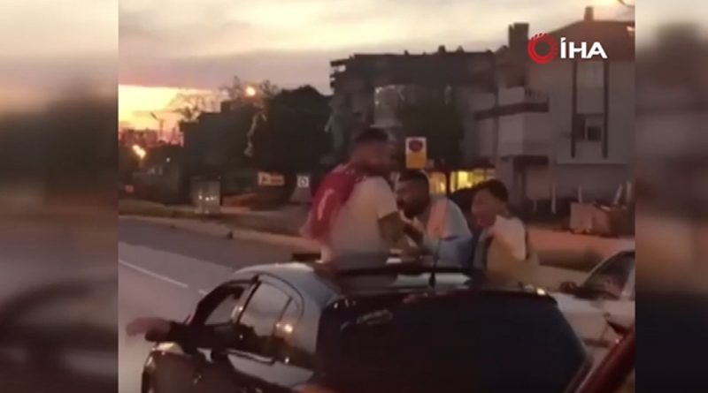 Büyükçekmece'de trafikte tehlikeli asker eğlencesi