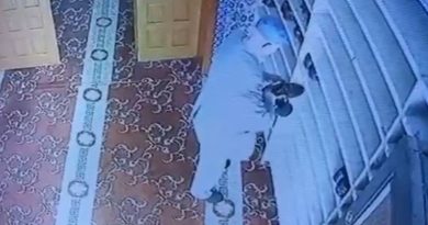 Camide ellerini ovuştura ovuştura ayakkabı seçip çalan yaşlı adam pes dedirtti