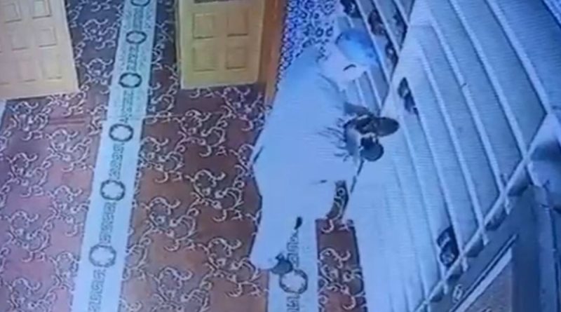 Camide ellerini ovuştura ovuştura ayakkabı seçip çalan yaşlı adam pes dedirtti