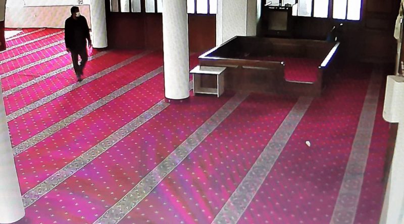 Camiye giren hırsız 4 bin TL’lik yardım paralarını çaldı