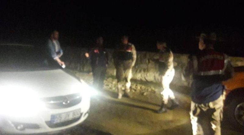 Çamurlu yolda mahsur kalan otomobildeki 2 kişi, AFAD ekiplerince kurtarıldı