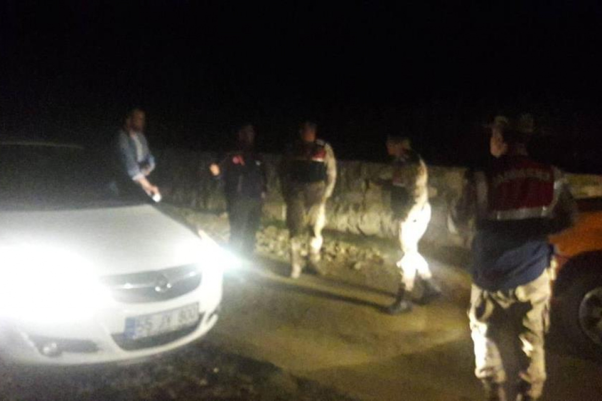 Çamurlu yolda mahsur kalan otomobildeki 2 kişi, AFAD ekiplerince kurtarıldı