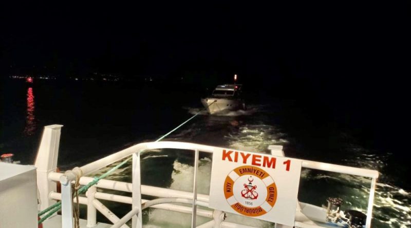 Çanakkale Boğazı’nda arızalanan tekne kurtarıldı