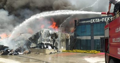 Çatıda kaynak yapılırken başlayan yangına müdahale devam ediyor