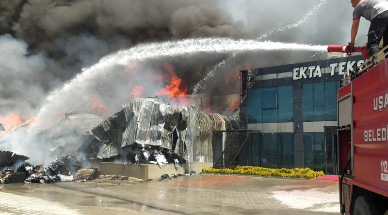 Çatıda kaynak yapılırken başlayan yangına müdahale devam ediyor