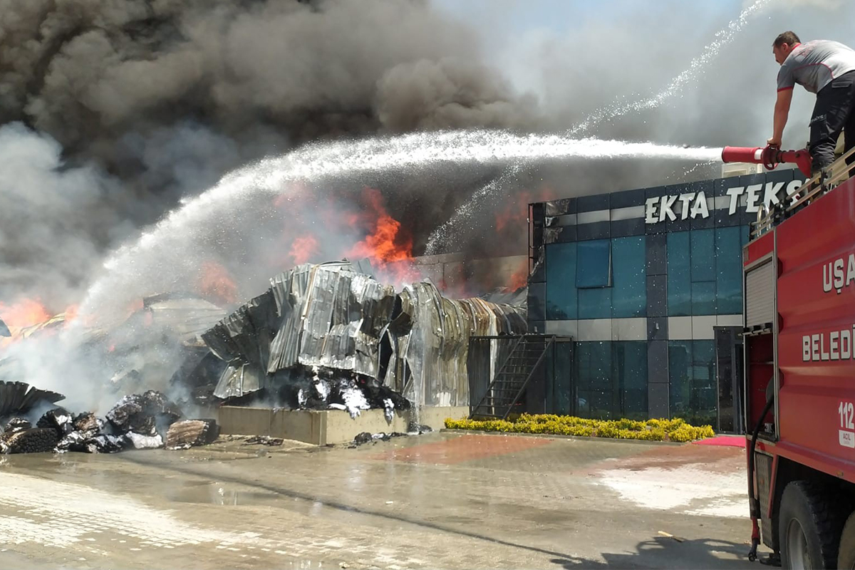 Çatıda kaynak yapılırken başlayan yangına müdahale devam ediyor