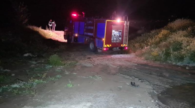 Çaydan karşıdan karşıya geçerken otomobiliyle suya sürüklendi