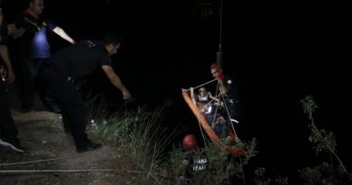 Cep telefonuyla konuşurken 50 metrelik uçurumdan düştü