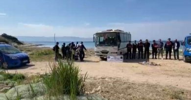 Çeşme'de 27 düzensiz göçmen, 4 kaçakçı yakalandı