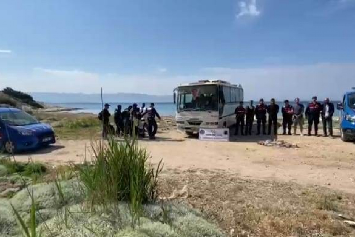Çeşme'de 27 düzensiz göçmen, 4 kaçakçı yakalandı