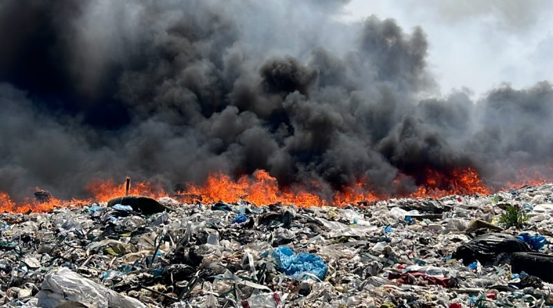 Çöplük yangınında gökyüzü dumanla kaplandı