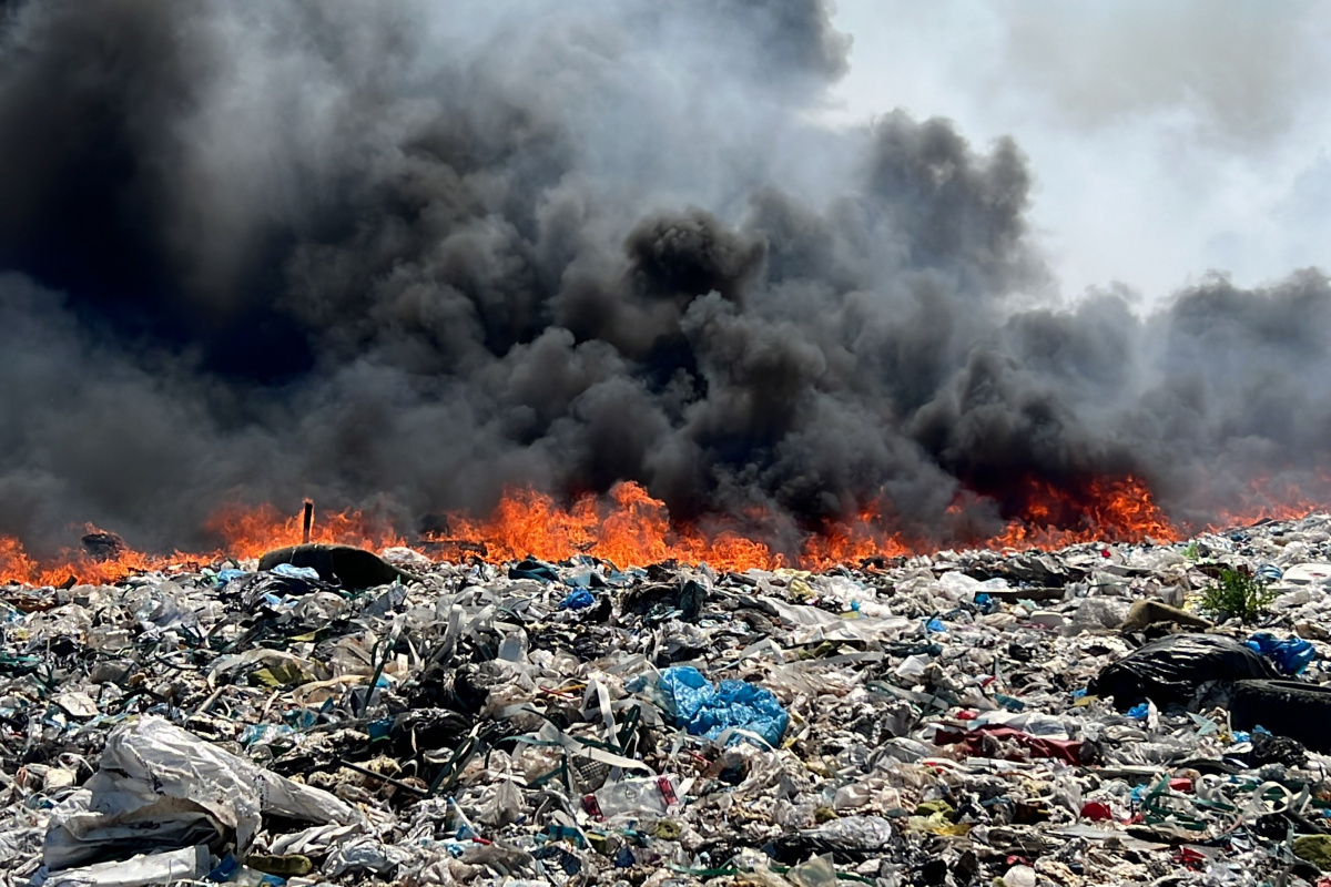 Çöplük yangınında gökyüzü dumanla kaplandı