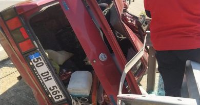 D-100’de bariyerlere çarpan otomobil kağıt gibi ezildi: 1 ağır yaralı
