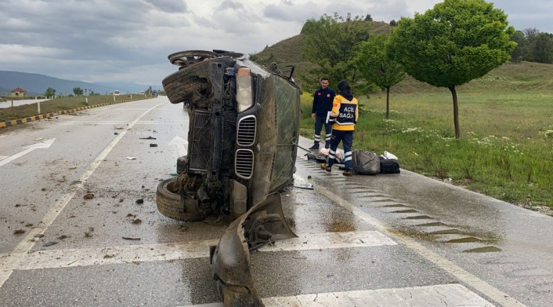 D-100’de kontrolden çıkan cip takla attı: 1 ölü, 2 yaralı