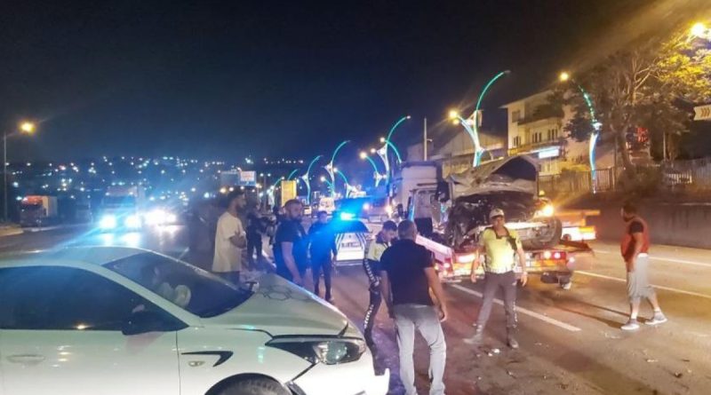 D-100’de üç araç birbirine girdi: 4 yaralı