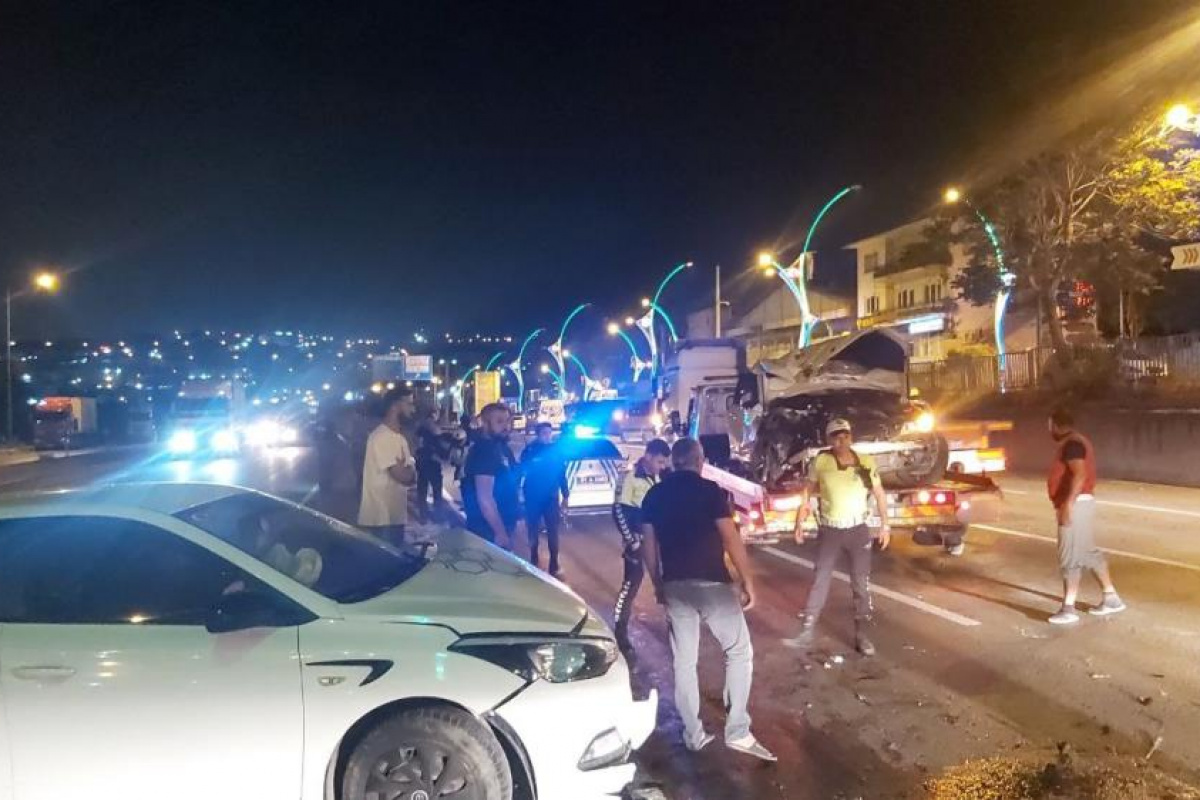 D-100’de üç araç birbirine girdi: 4 yaralı