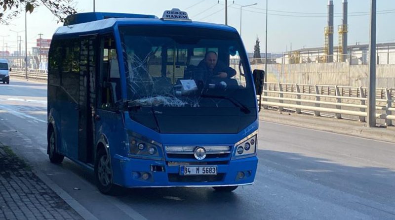 D-100 yan yolda iki araç çarpıştı: 6 yaralı