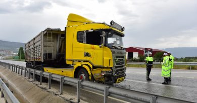 D100'deki kazada tır şoförü camdan atladı