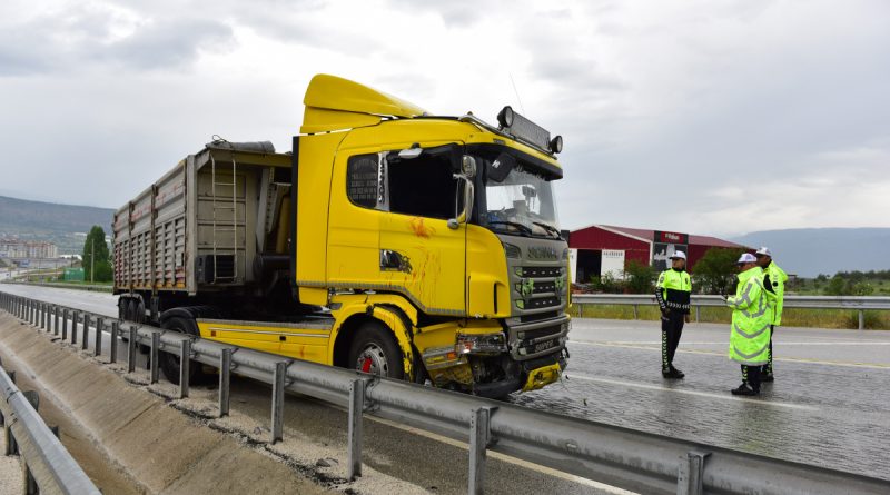 D100'deki kazada tır şoförü camdan atladı
