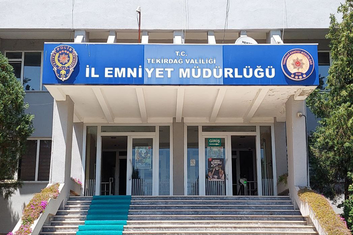 Deniz Baykal ve MHP’li eski yöneticilere ait müstehcen görüntülerin dağıtılmasına ilişkin 2 polis tutuklandı