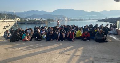 Denizde yakalanan düzensiz göçmenler karaya çıkarıldı