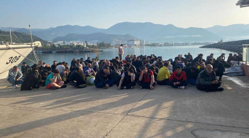 Denizde yakalanan düzensiz göçmenler karaya çıkarıldı